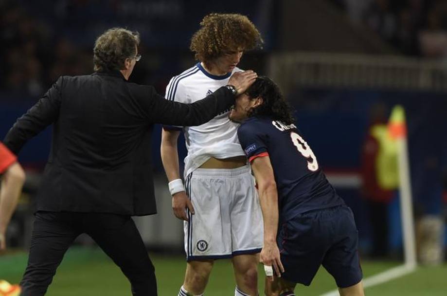 Non  serata da smancerie: David Luiz e Cavani a muso duro sotto gli occhi di Blanc. Afp 